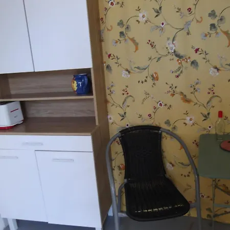 En Rez-de-chaussee Avec Marche Apartament