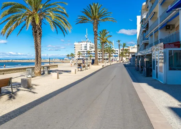 En Rez-de-chaussee Avec Marche Le Grau-du-Roi