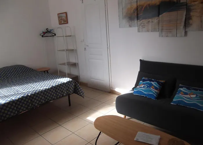 En Rez-de-chaussee Avec Marche Le Grau-du-Roi